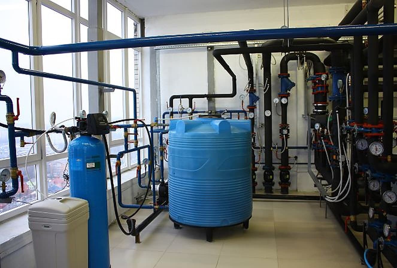 Industrial water softener vessel and treated water storage tank installed in a plant room
