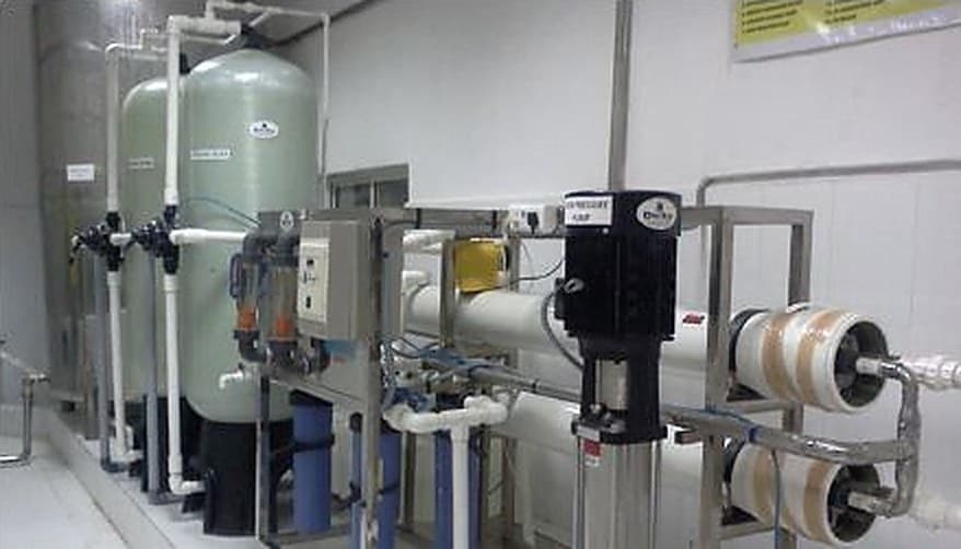Indoor reverse osmosis plant with membrane housings and FRP pressure vessels after retrofit